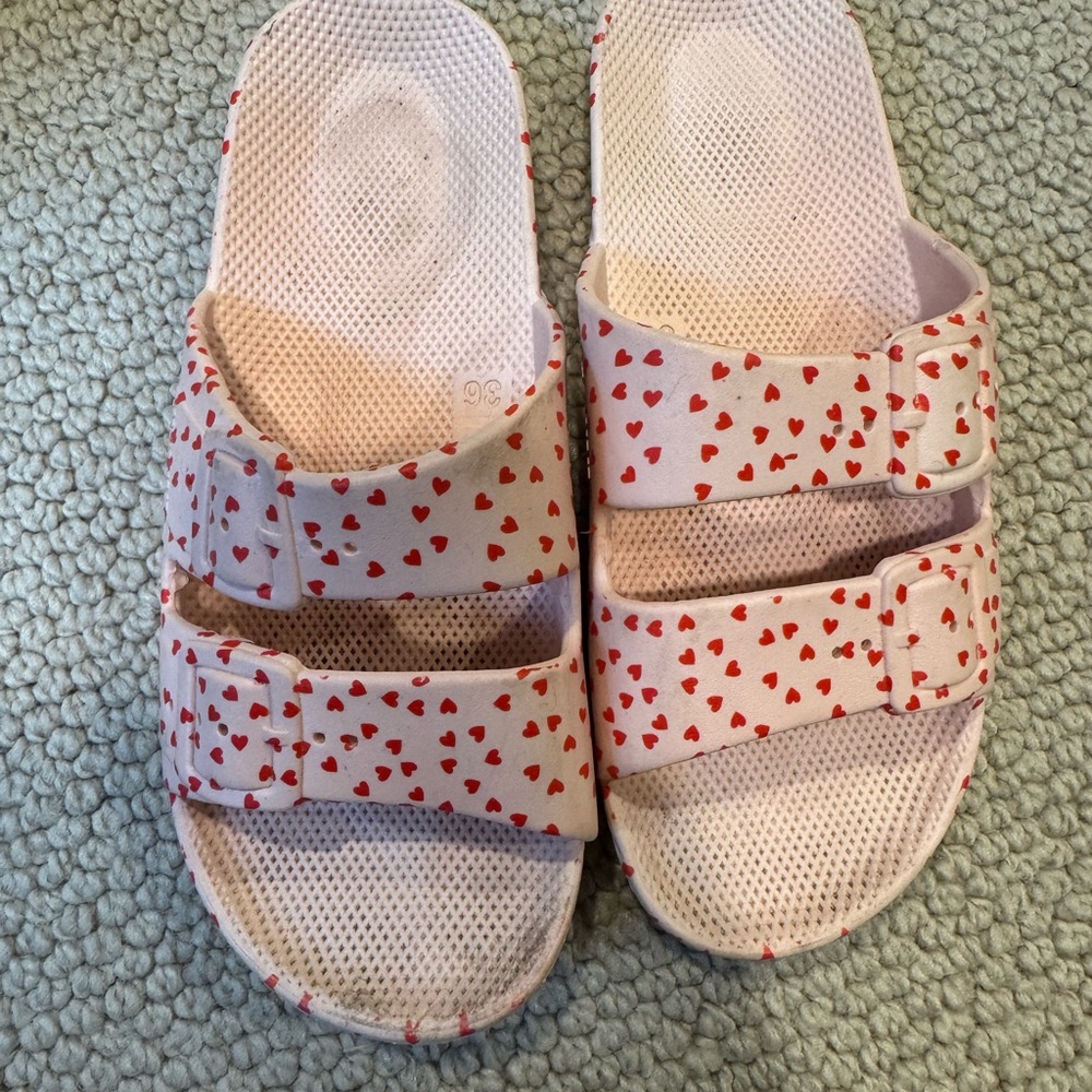 Freedom Moses Heart Pattern Slide Sandals - Picture 2 of 3